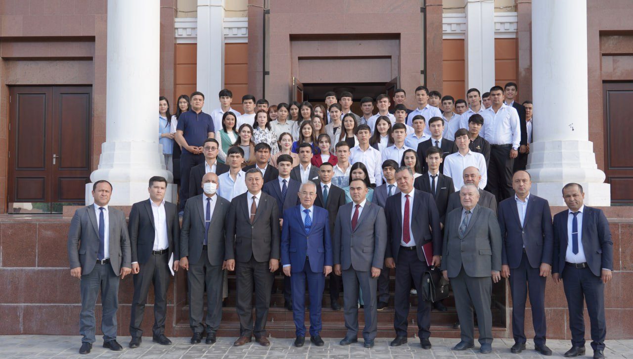 Akademik va yoshlar uchrashuvi: Akmal Saidov Termiz davlat universitetida