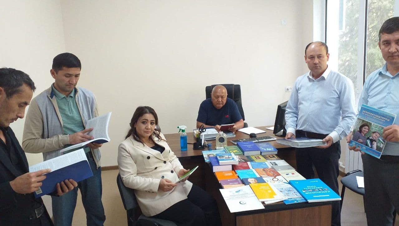  Markaz tomonidan Davlat va huquq institutiga huquqiy adabiyotlar taqdim etildi