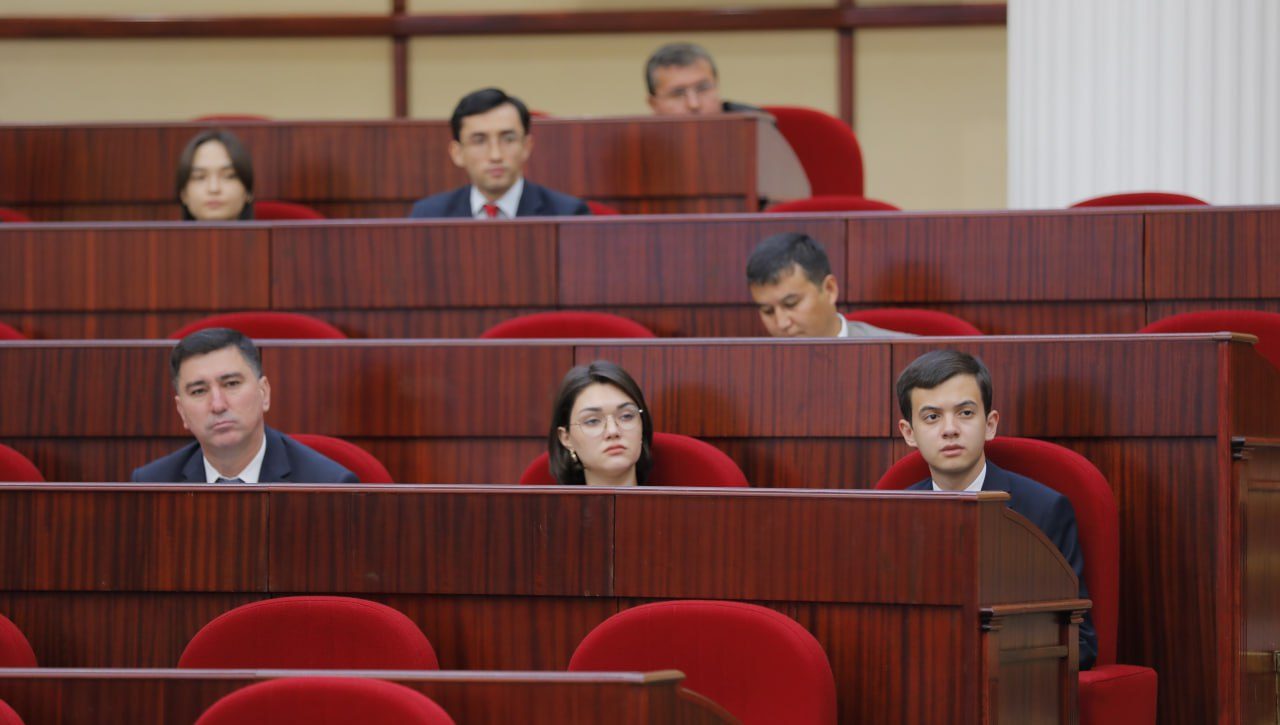 Parlament eshituvida deputatlar oliy ma’lumotli yoshlarning doimiy ish bilan ta’minlanishi, iqtidorli yoshlarning ta’lim kreditiga ega bo‘lishi, o‘z yo‘lini topa olmayotgan yoshlarni kasb-hunarga qayta tayyorlash masalalarida yechimini kutayotgan muammolar mavjudligiga e’tibor qaratdi
