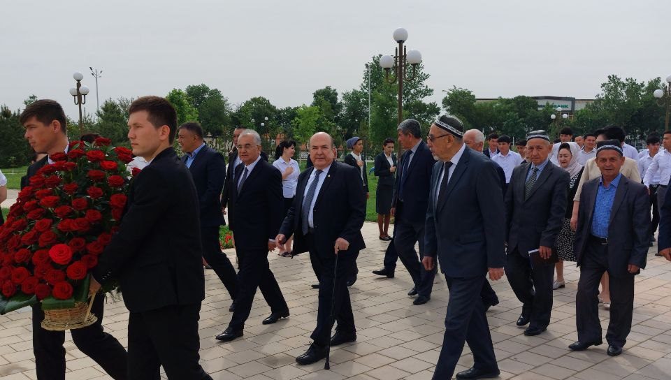 Sharof Rashidovning Jizzax shahridagi haykali poyiga gulchambarlar qo‘yildi