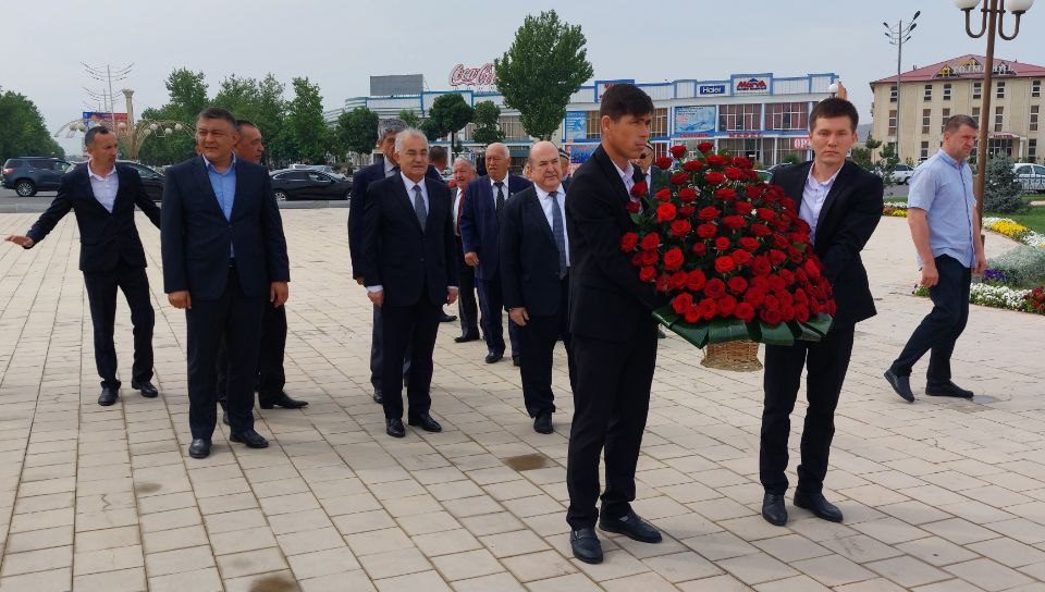 Sharof Rashidovning Jizzax shahridagi haykali poyiga gulchambarlar qo‘yildi