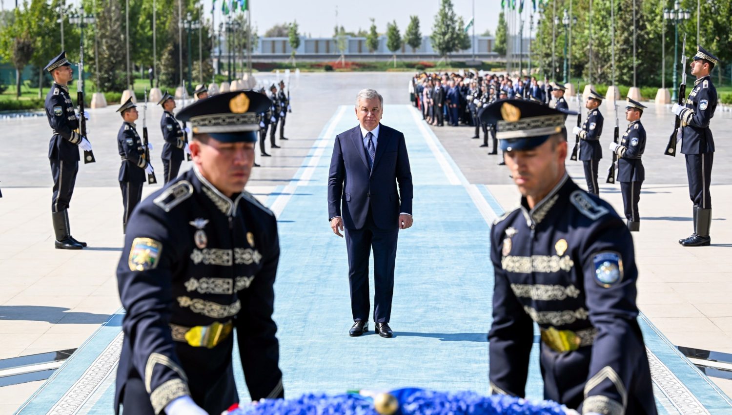 Президентимиз Мустақиллик монументи пойига гул қўйди