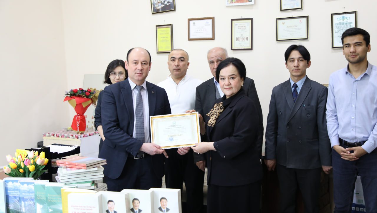 “TONG YULDUZI” TAHRIRIYATIGA KITOBLAR TAQDIM ETILDI