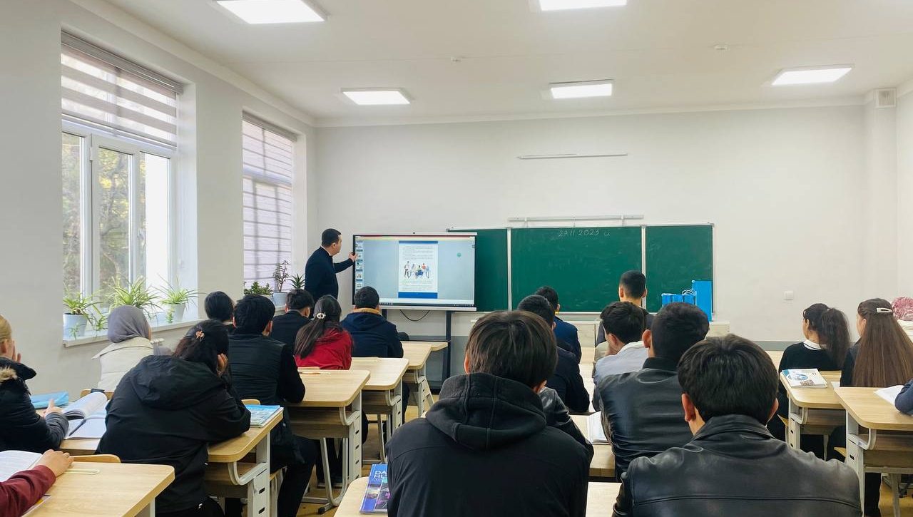 Maktab o‘quvchilari bilan Konstitutsiya va inson huquqlari mavzusida uchrashuv o‘tkazildi