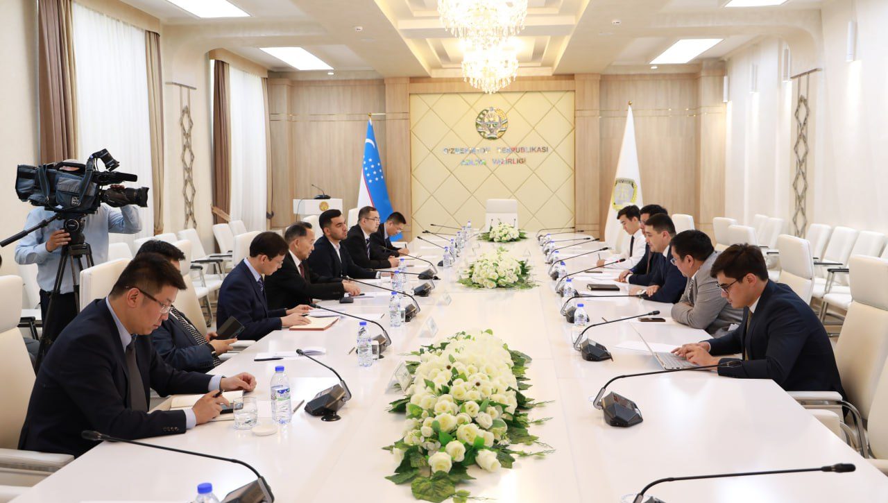 Xitoy Xalq siyosiy maslahat kengashi Milliy qo‘mitasi a’zosi, Inson huquqlarini o‘rganish bo‘yicha Xitoy jamiyati raisining o‘rinbosari janob Tszyan Tszyango boshchiligidagi delegatsiya Adliya vazirligiga tashrif buyurdi