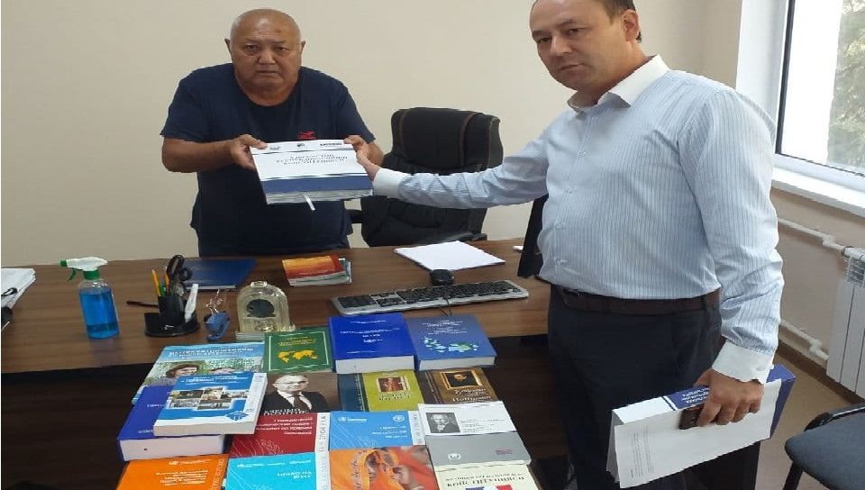 Markaz tomonidan Davlat va huquq institutiga huquqiy adabiyotlar taqdim etildi