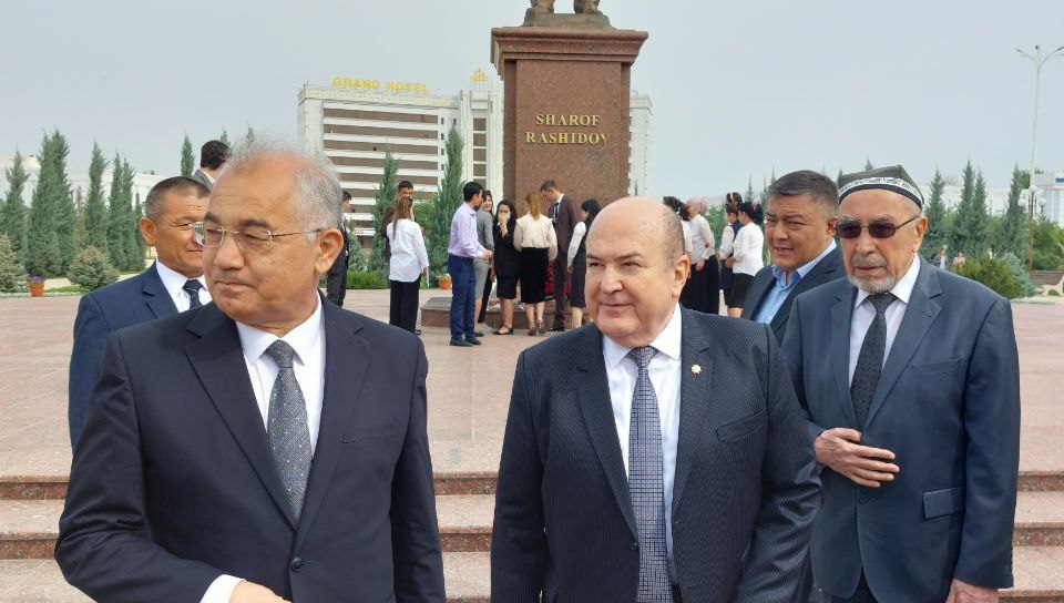 Sharof Rashidovning Jizzax shahridagi haykali poyiga gulchambarlar qo‘yildi