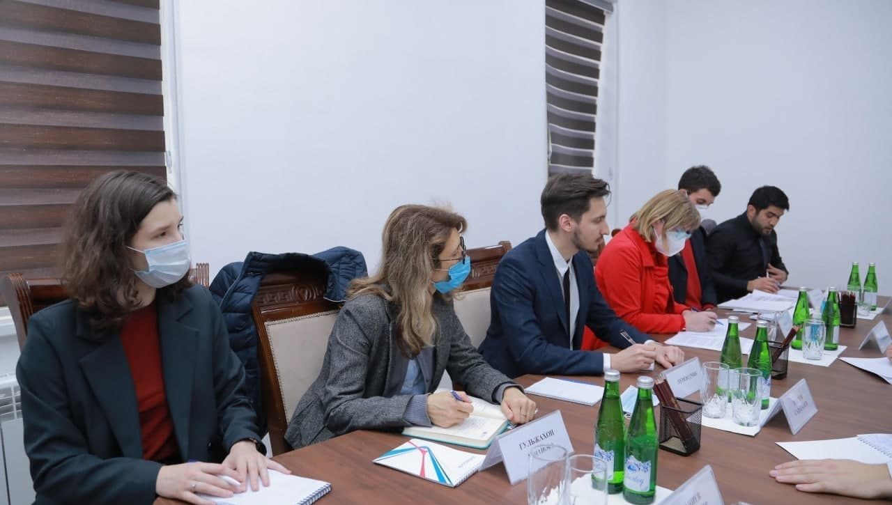 Joriy yilning 2 dekabr kuni Qoraqalpog‘iston Respublikasi prokurori Farxat Allambergenovning Birlashgan Millatlar Tashkiloti Inson huquqlari Kengashining Terrorizmga qarshi kurashda inson huquqlarini rag‘batlantirish va himoya qilish masalalari bo‘yicha maxsus ma’ruzachisi Fionnuala Ni Aolayn bilan uchrashuvi bo‘lib o‘tdi.