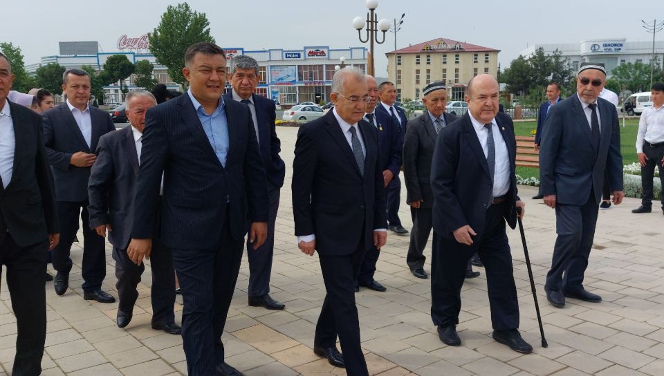 Sharof Rashidovning Jizzax shahridagi haykali poyiga gulchambarlar qo‘yildi