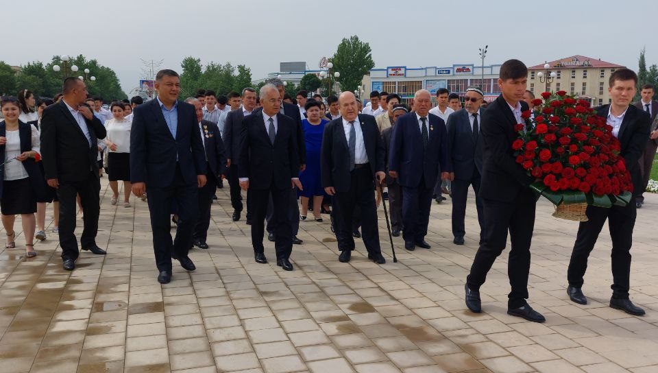 Sharof Rashidovning Jizzax shahridagi haykali poyiga gulchambarlar qo‘yildi