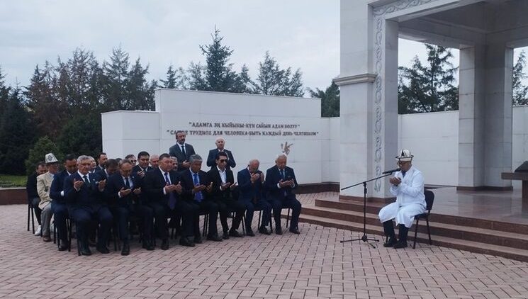 «Ota-Beyit» qabristonida Chingiz Aytmatov xotirasi yod etildi