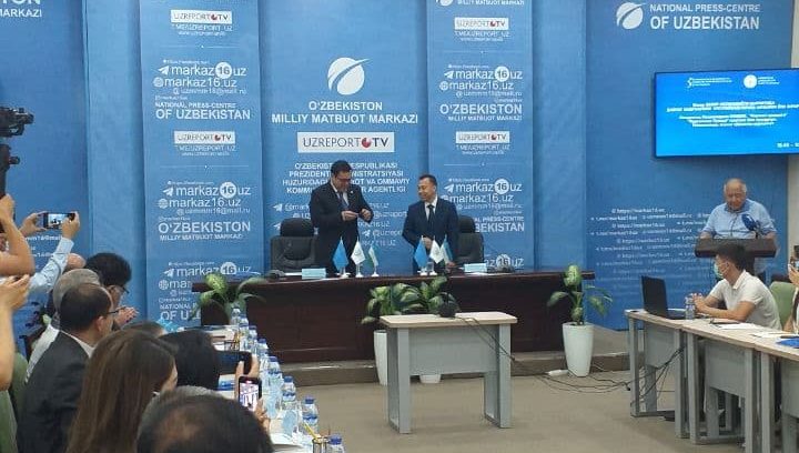 Markaz tomonidan Jurnalistika va ommaviy kommunikatsiyalar universitetiga 250 ta kitob taqdim etildi