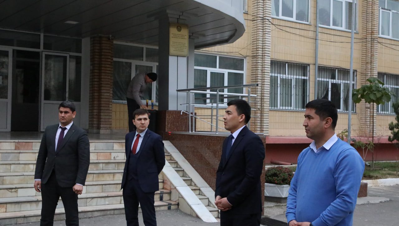 Konstitutsiya kuni munosabati bilan Davlat bayrog‘i ko‘tarildi