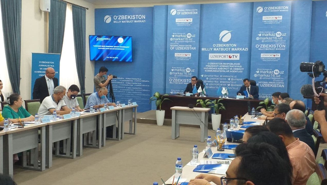 Markaz tomonidan Jurnalistika va ommaviy kommunikatsiyalar universitetiga 250 ta kitob taqdim etildi