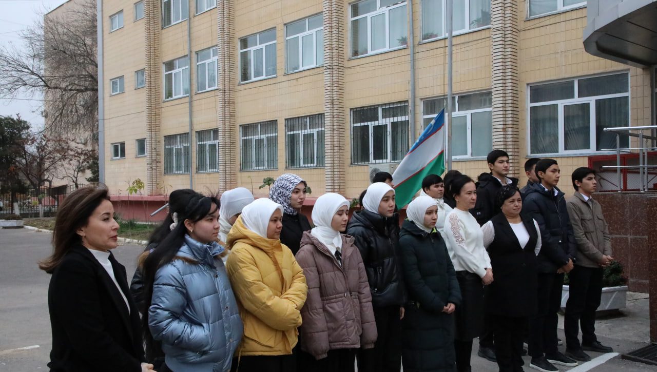 Konstitutsiya kuni munosabati bilan Davlat bayrog‘i ko‘tarildi
