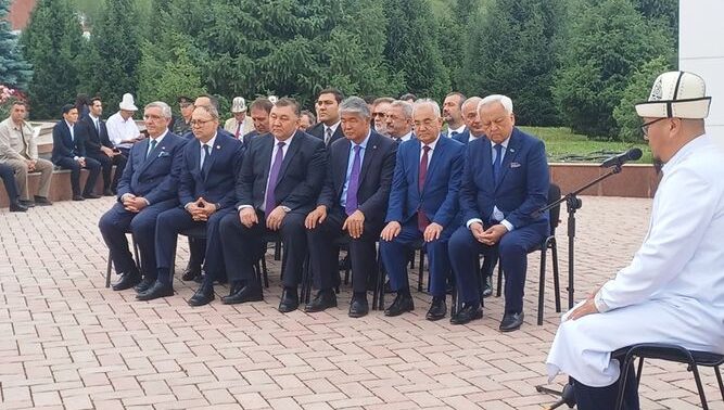«Ota-Beyit» qabristonida Chingiz Aytmatov xotirasi yod etildi