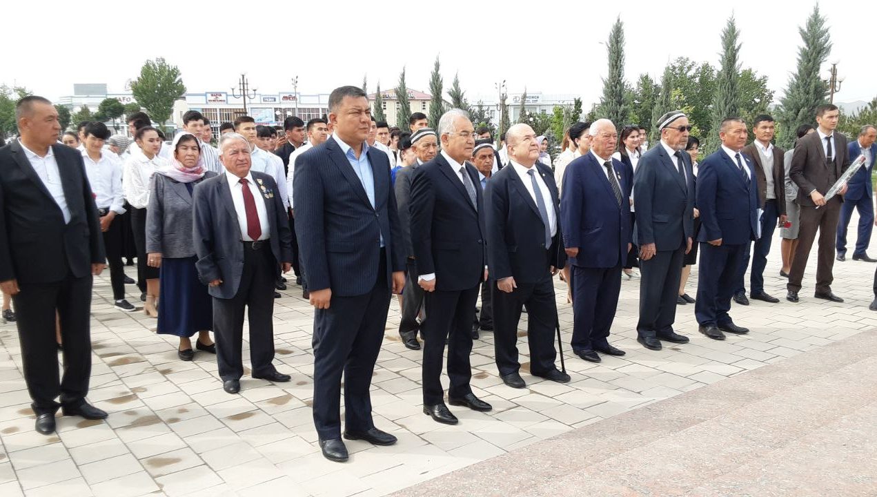 Sharof Rashidovning Jizzax shahridagi haykali poyiga gulchambarlar qo‘yildi