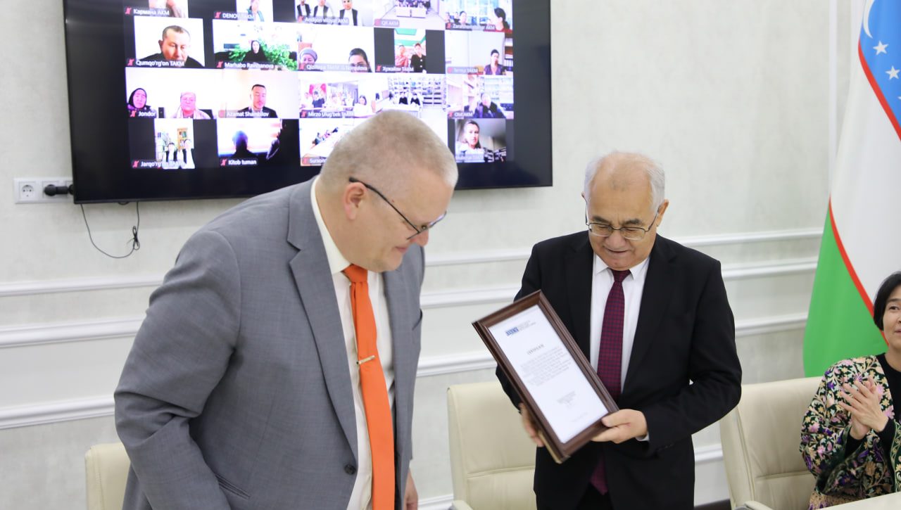 YEXHTning O‘zbekistondagi loyihalari muvofiqlashtiruvchisi  Inson huquqlari uyiga texnik uskunalar va kitoblar topshirdi