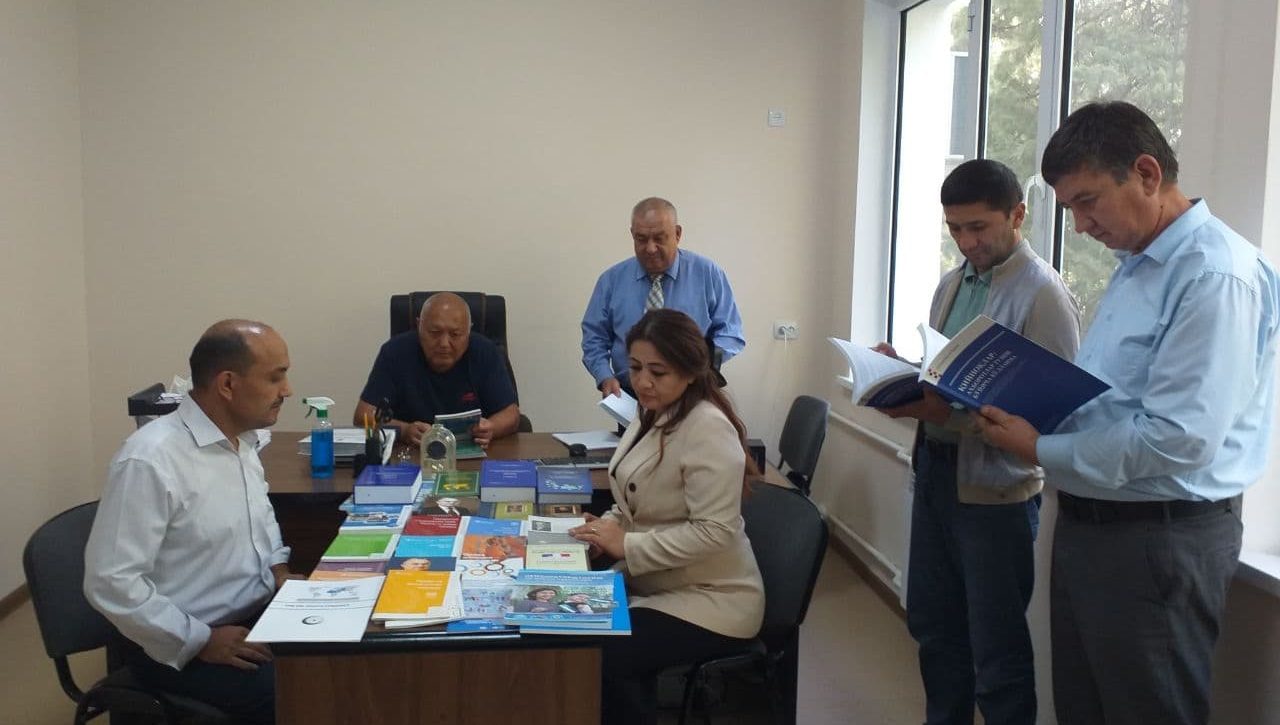  Markaz tomonidan Davlat va huquq institutiga huquqiy adabiyotlar taqdim etildi