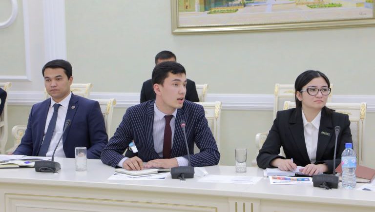 Ёшларнинг ҳуқуқлари ва манфаатларини ҳимоя қилиш масалалари кўриб чиқилди