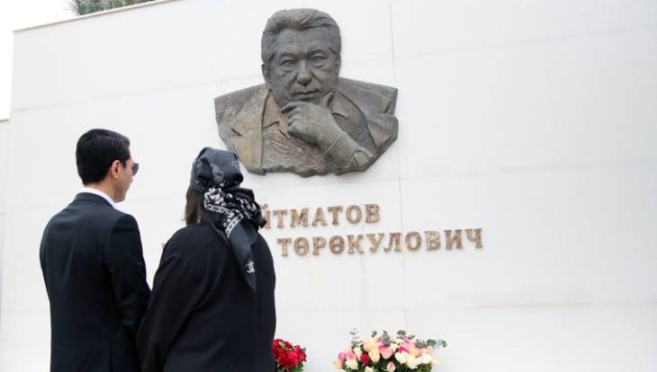 «Ota-Beyit» qabristonida Chingiz Aytmatov xotirasi yod etildi