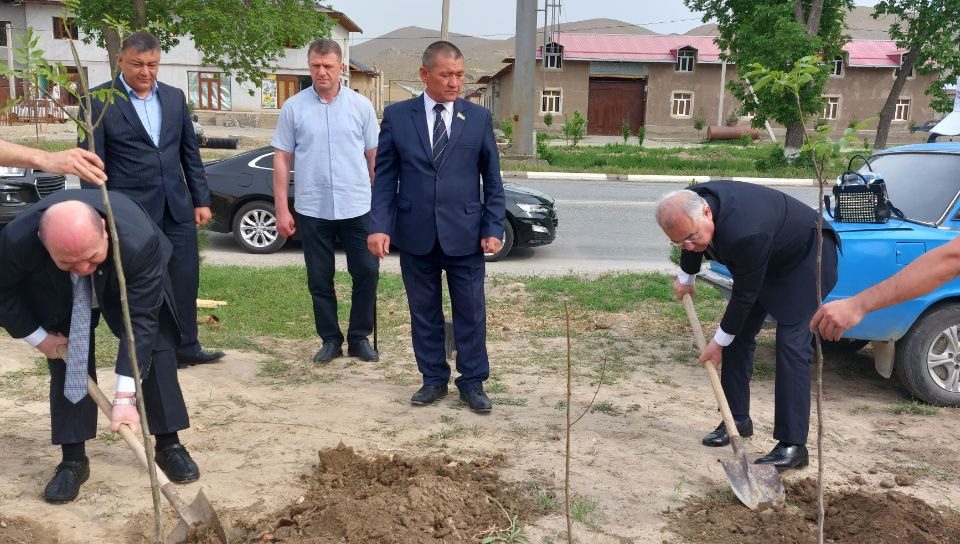 Akmal Saidov Jizzaxdagi “Yashil makon” umummilliy aksiyasida qatnashdi
