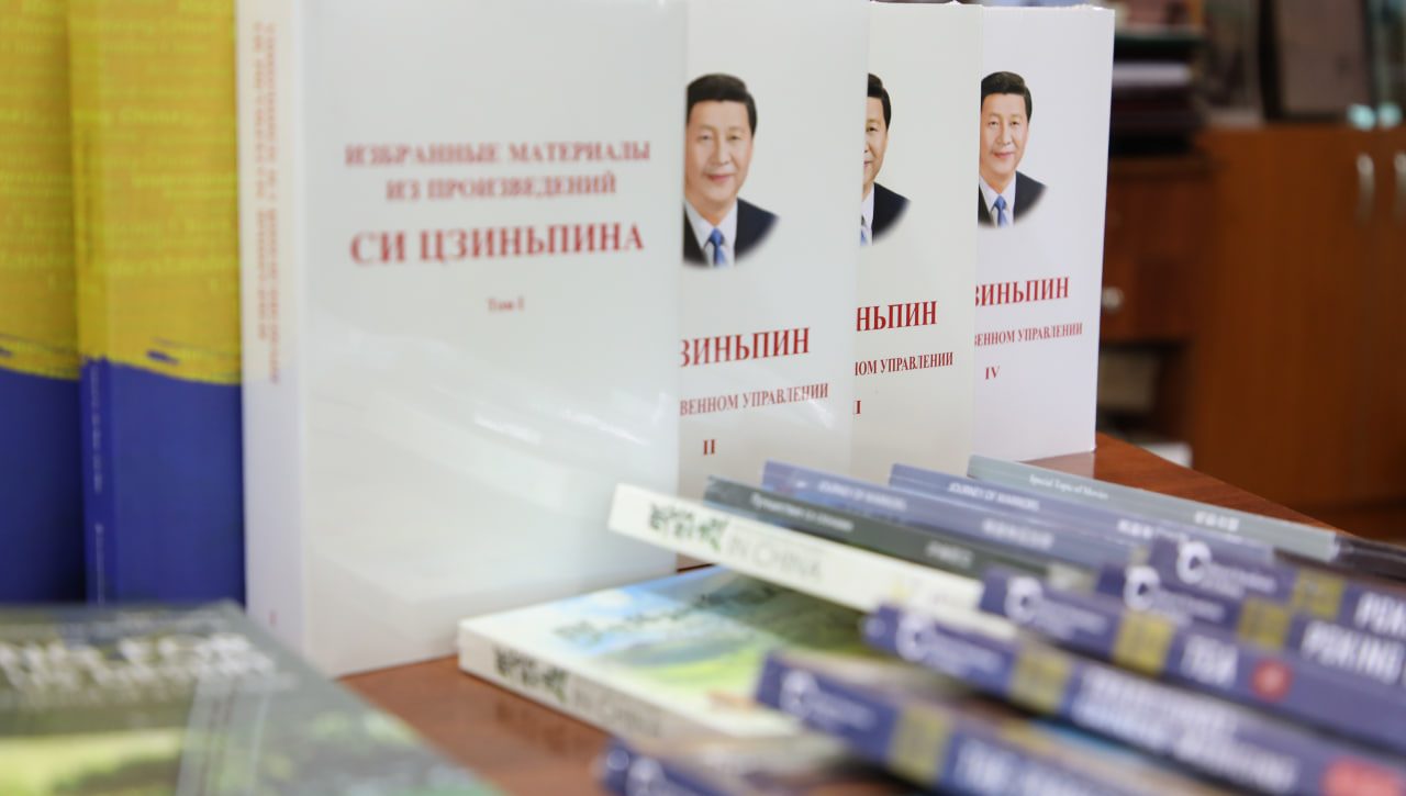 “TONG YULDUZI” TAHRIRIYATIGA KITOBLAR TAQDIM ETILDI