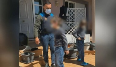 Испанияда фарзандларини тўрт йил уйдан чиқармаган ота-она ҳибсга олинди