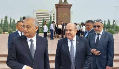 Шароф Рашидовнинг Жиззах шаҳридаги ҳайкали пойига гулчамбарлар қўйилди