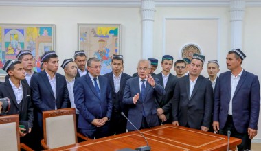 “Ватанни севмоқ иймондандир” мавзусидаги иншолар танлови ғолиблари парламент фаолияти билан танишди