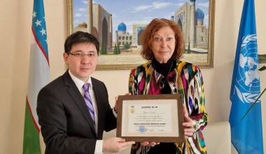 The Ambassador of Uzbekistan presented Renata Winter with a badge 