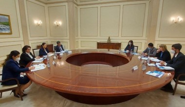 Бизнес-омбудсман Дилмурод Касимов БТМнинг Терроризмга қарши курашиш шароитида инсон ҳуқуқ ва эркинликларини рағбатлантириш ва ҳимоя қилиш масаласи бўйича махсус маърузачиси Ф. Ни Аолаин билан учрашди.