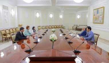 Joriy yilning 8 iyul kuni Oliy Majlis Qonunchilik palatasi Spikerining birinchi o‘rinbosari Akmal Saidov O‘zbekiston Respublikasi Prezidenti saylovida xalqaro kuzatuvchi sifatida ishtirok etish uchun mamlakatimizga kelgan Serra-Leone Respublikasi Maxsus sudi sudyasi Renata Vinter bilan uchrashdi.